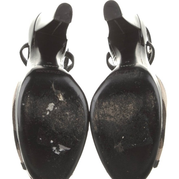 Burberry
Patent Leather Printed T-Strap Platform Sandals - Picture 2 of 5